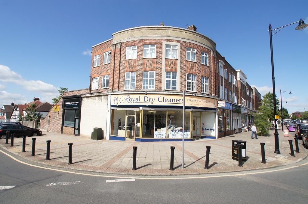 2 bed flat to rent in Stoneleigh Broadway, Epsom KT17, £1,400 pcm Zoopla