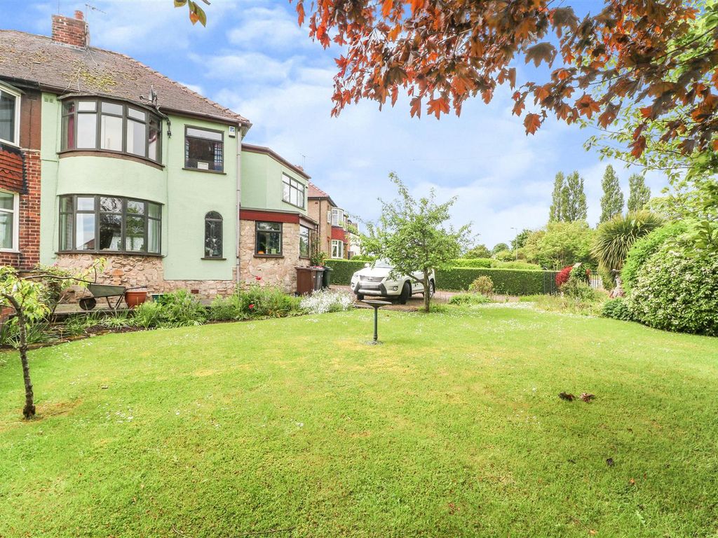 4 bed semidetached house for sale in Bawtry Road, Hellaby, Rotherham