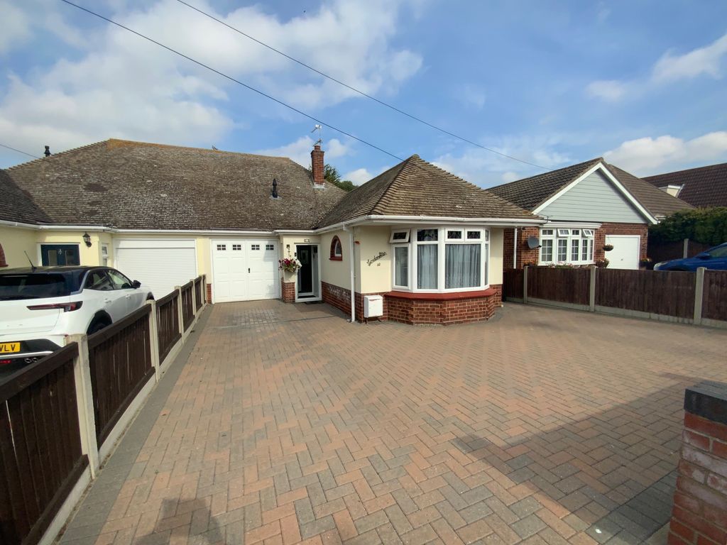 2 bed semidetached bungalow for sale in Colchester Road, HollandOn