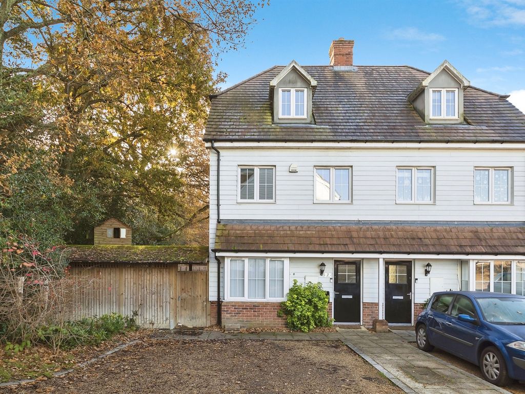 3 bed semidetached house for sale in Leafield Close, Crawley RH10, £