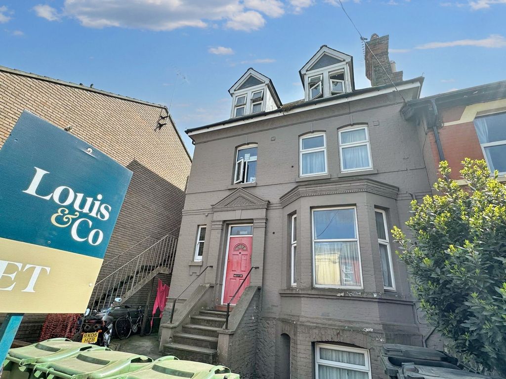 Studio to rent in Tonbridge Road, Maidstone ME16, £650 pcm Zoopla