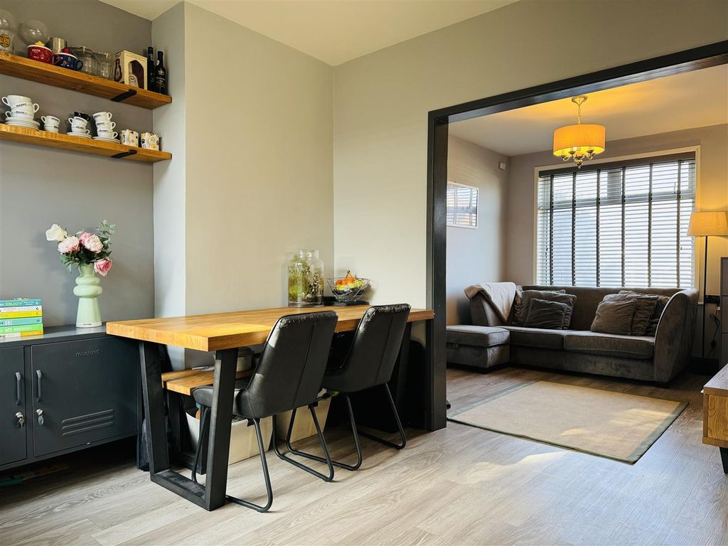 3 bed semidetached house for sale in Stradbroke Road, Pakefield