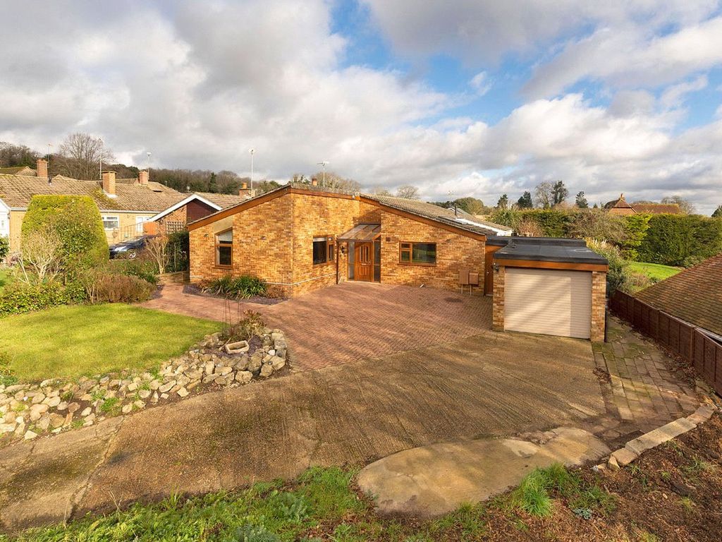 4 bed bungalow for sale in Malling Road, Teston, Maidstone, Kent ME18