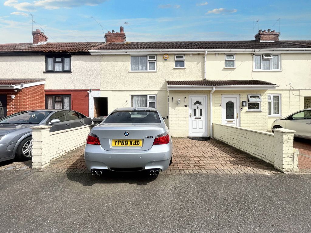 3 bed terraced house to rent in Beaumont Road, Slough SL2, £2,000 pcm