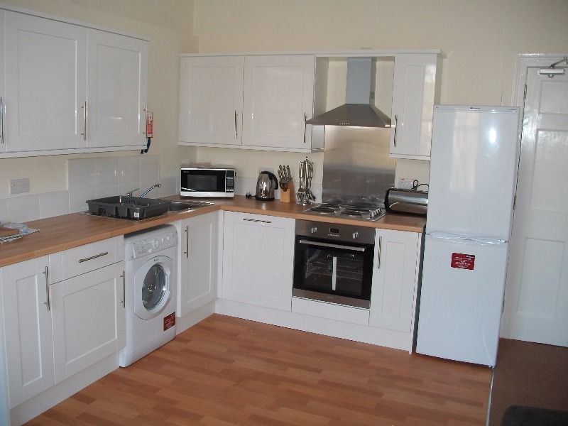 4 bed flat to rent in Montague Street, Newington, Edinburgh EH8, £2,520