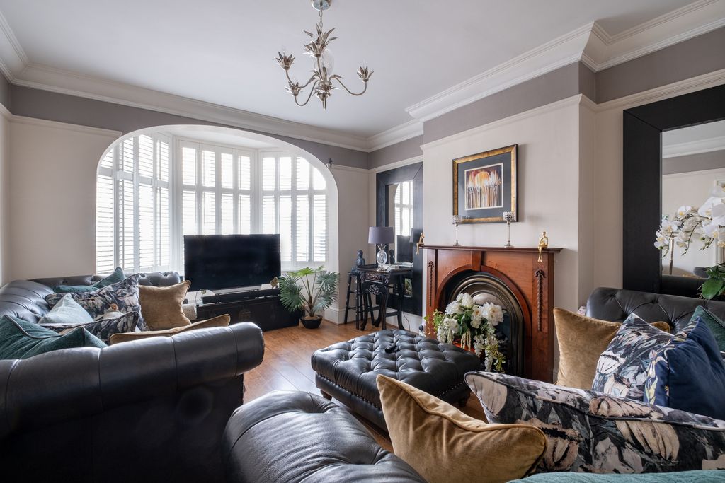 3 bed terraced house for sale in Acacia Road, London SW16, £550,000