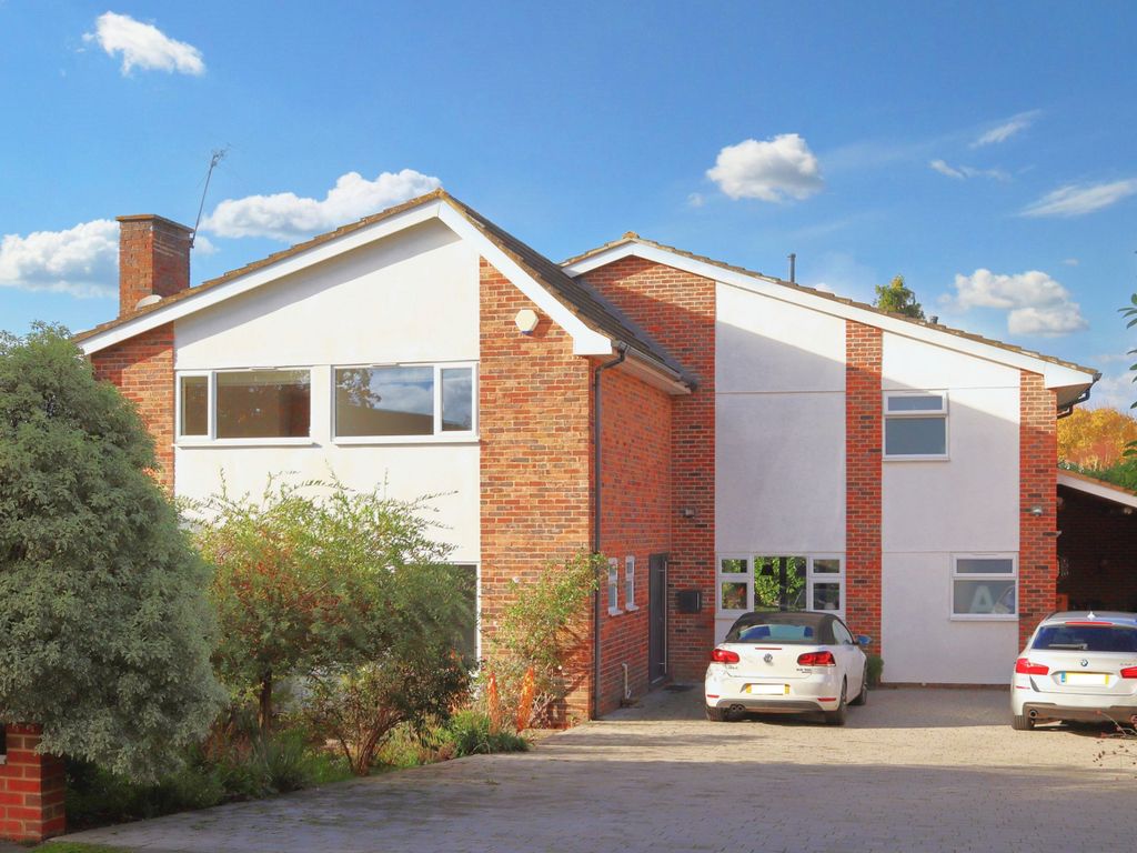 4 bed detached house to rent in The Paddocks, Weybridge, Surrey KT13, £