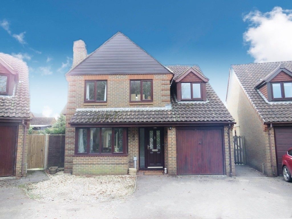 4 bed detached house for sale in Holmes Close, Basingstoke RG22, £