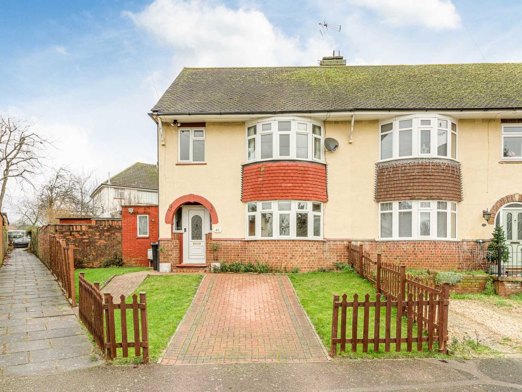 3 bed semidetached house for sale in Pinewood Drive, Bletchley MK2, £