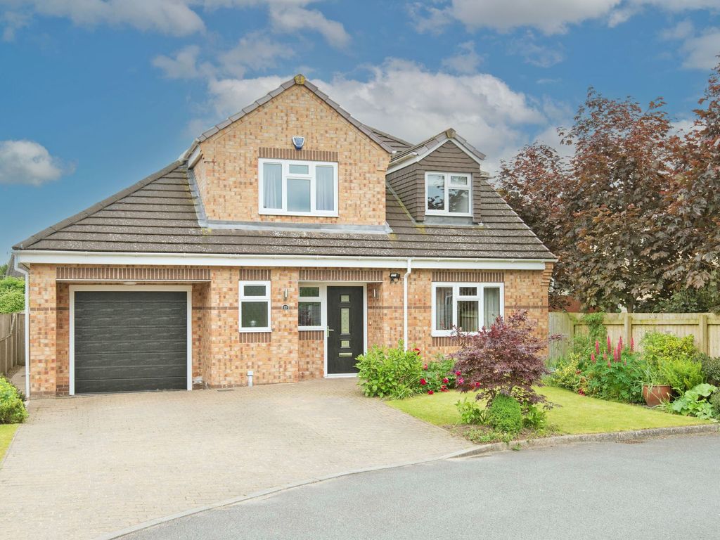 4 bed detached house for sale in Bentham Road, Chesterfield S40, £