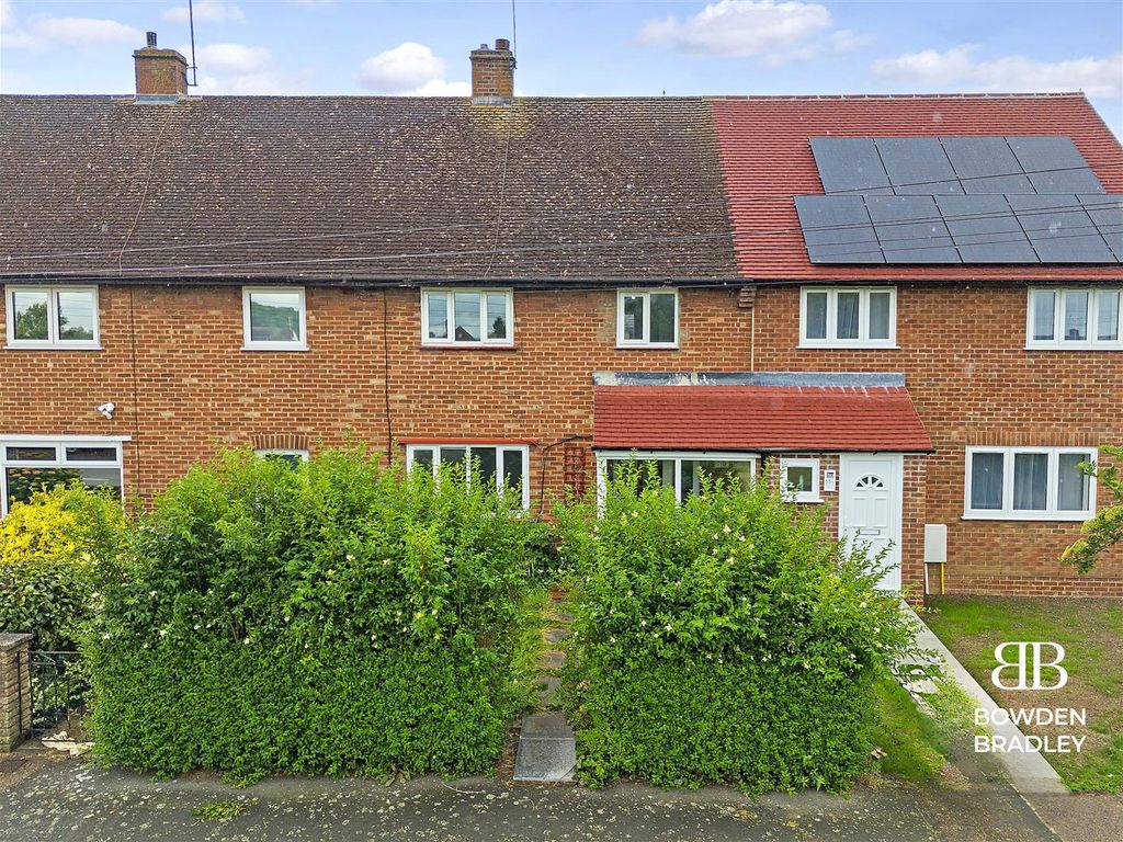 3 bed terraced house for sale in Pancroft, Abridge, Romford RM4, £