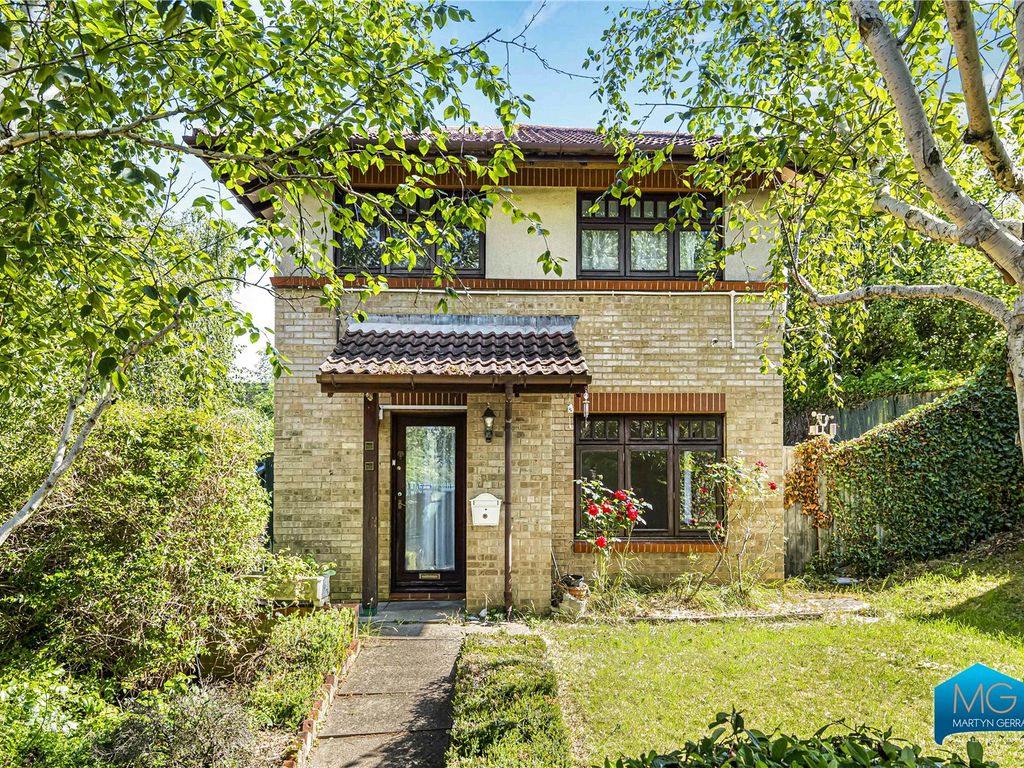 3 bed detached house to rent in Dollis Park, Finchley, London N3, £