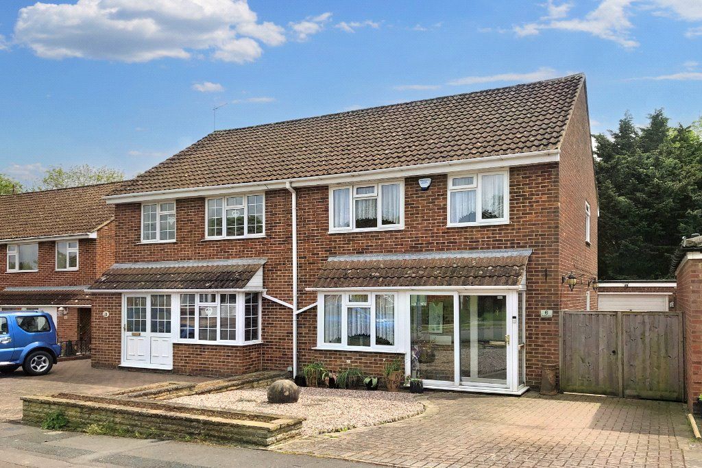 3 bed semidetached house for sale in Bodiam Drive, Toothill, Swindon