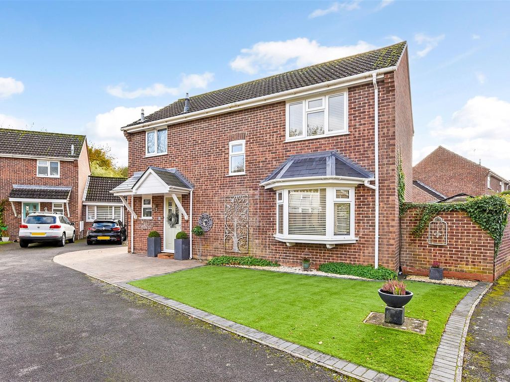 4 bed detached house for sale in Sainsbury Close, Andover SP10, £