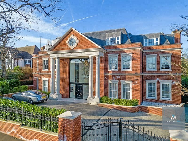 3 bed flat for sale in Stradbroke Drive, Chigwell, Essex IG7, £