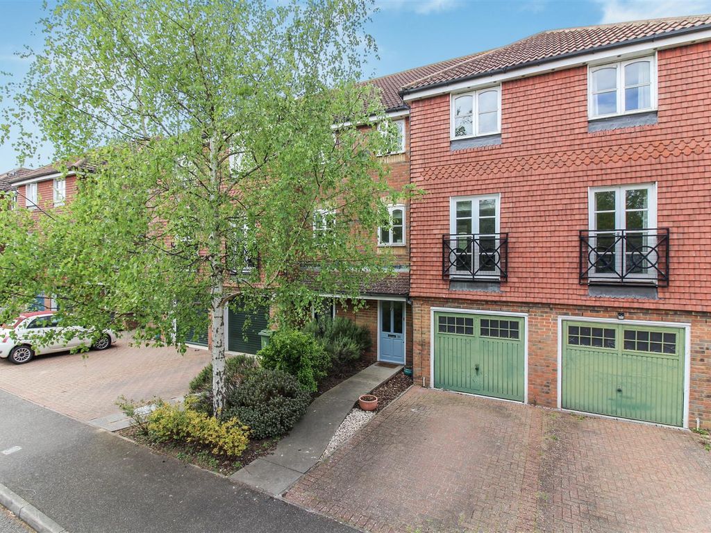 4 bed property for sale in Whitehead Way, Aylesbury HP21 Zoopla