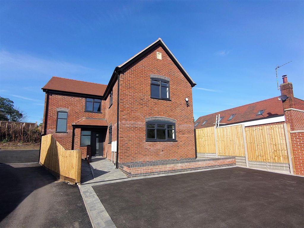 4 bed detached house for sale in Mancetter Road, Mancetter, Atherstone
