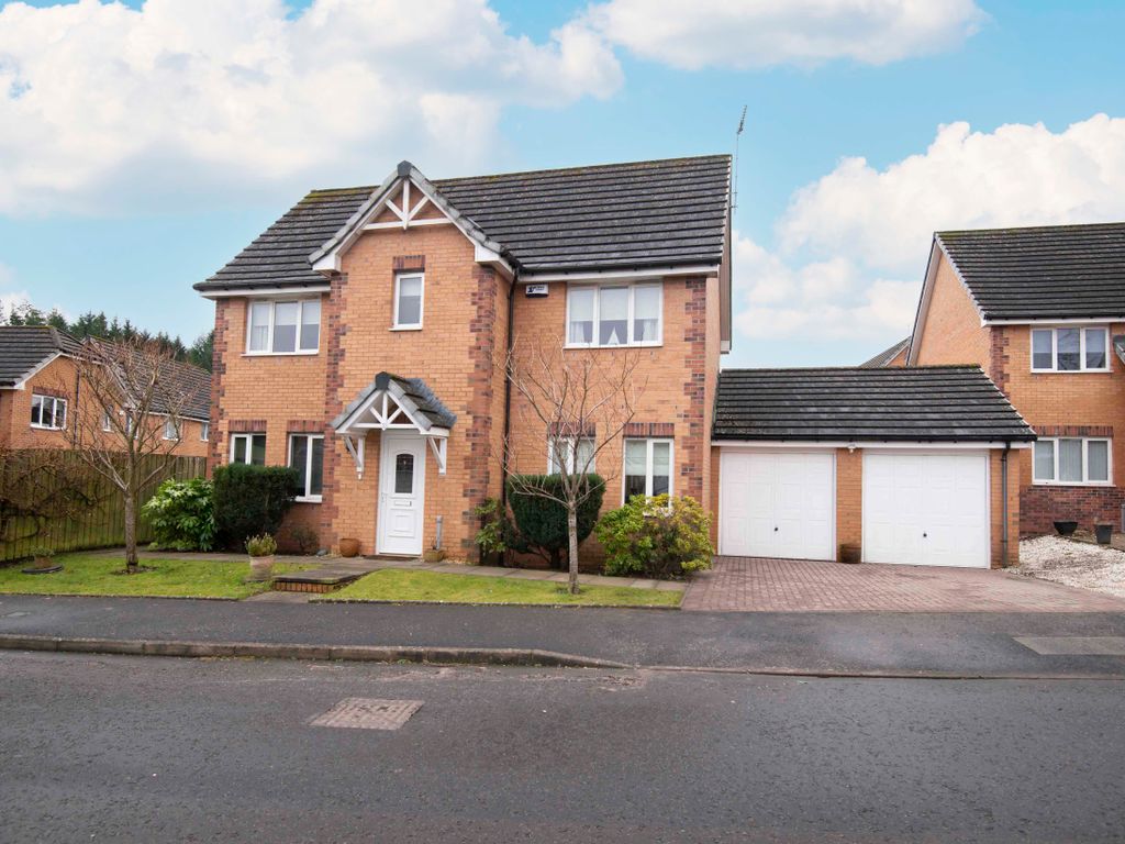 4 bed detached house for sale in Walnut Lane, Laburnum Gardens, East