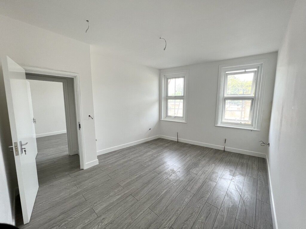 4 bed to rent in High Street, Strood, Rochester ME2, £1,650