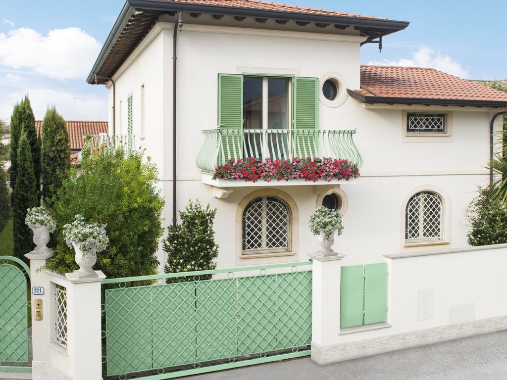 5 bed villa for sale in Forte Dei Marmi, Forte Dei Marmi, Lucca