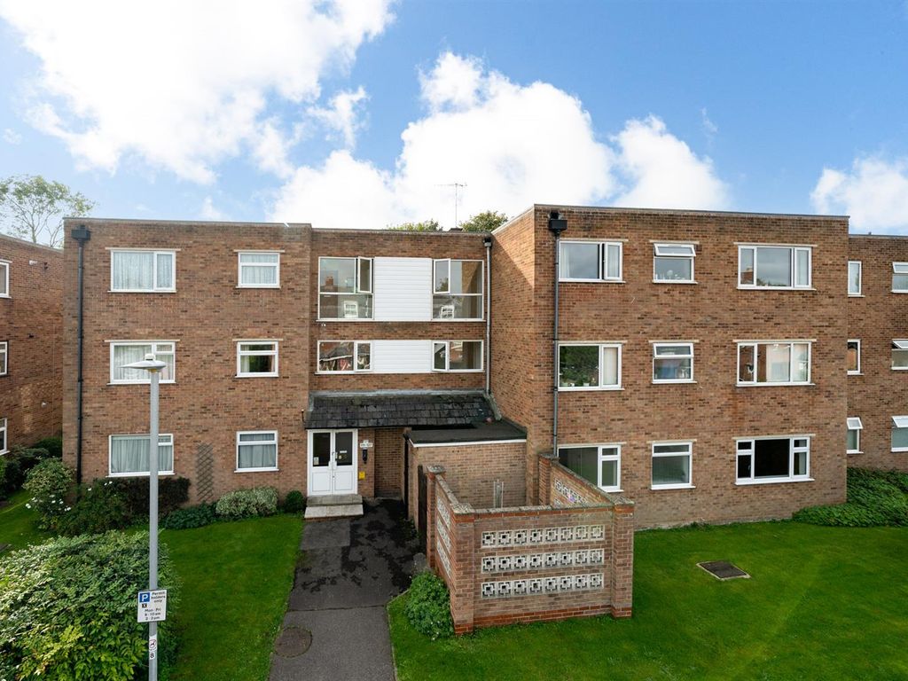 2 bed flat for sale in River Park, Hemel Hempstead HP1, £290,000 Zoopla