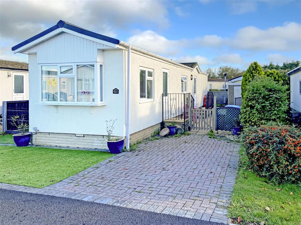 2 bed property for sale in Bognor Road, Climping, Littlehampton BN17, £