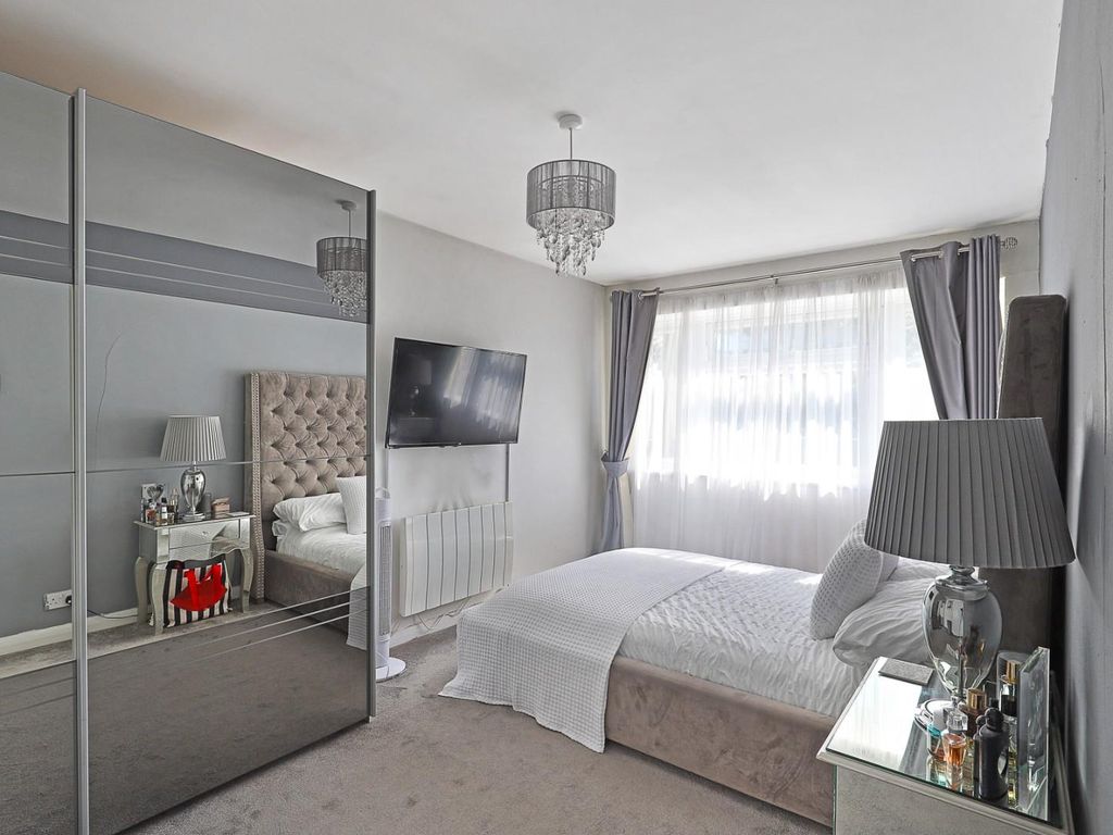 2 bed flat for sale in Lower Road, Loughton IG10, £220,000 Zoopla