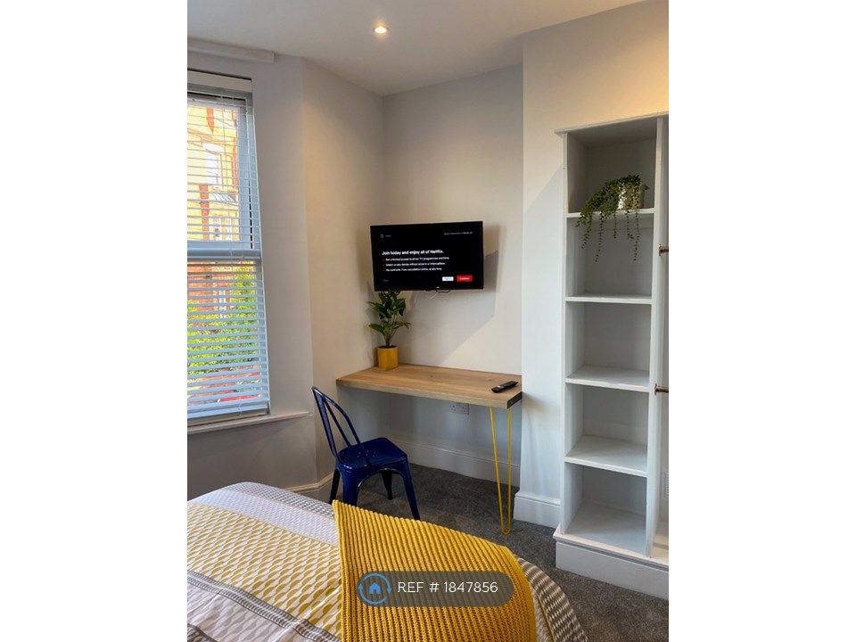 Room to rent in Halkyn Avenue, Liverpool L17, £628 pcm Zoopla