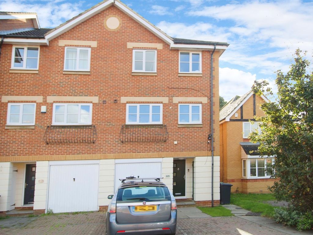 4 bed town house for sale in Earls Lane, Cippenham, Slough SL1, £