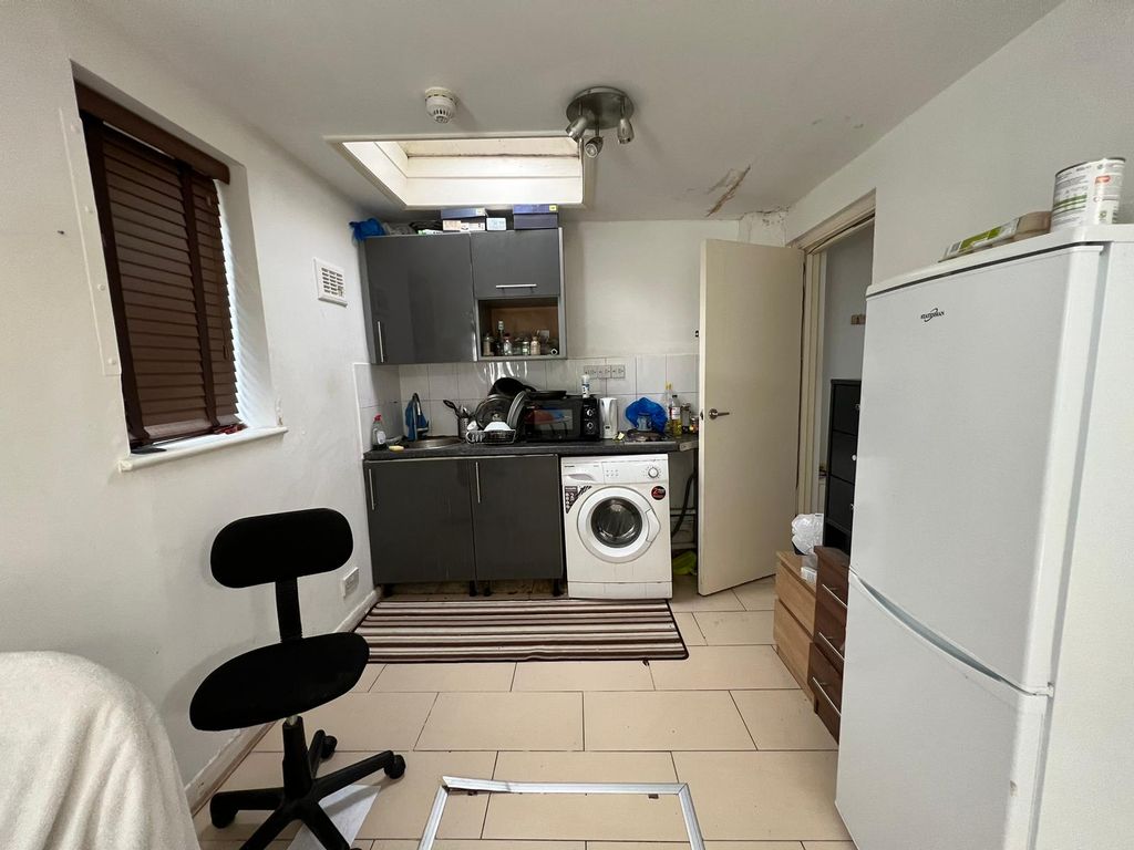 Studio to rent in Kilburn High Road, London NW6 Zoopla