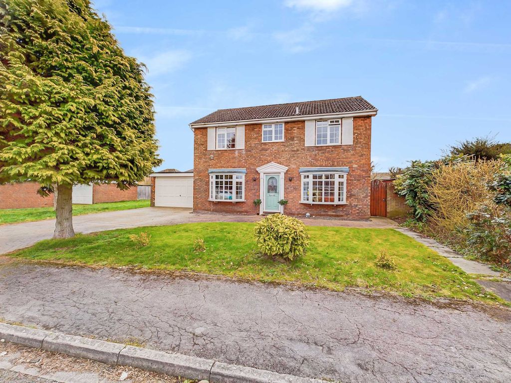 4 bed detached house for sale in Walkers Road, Longwick, Princes