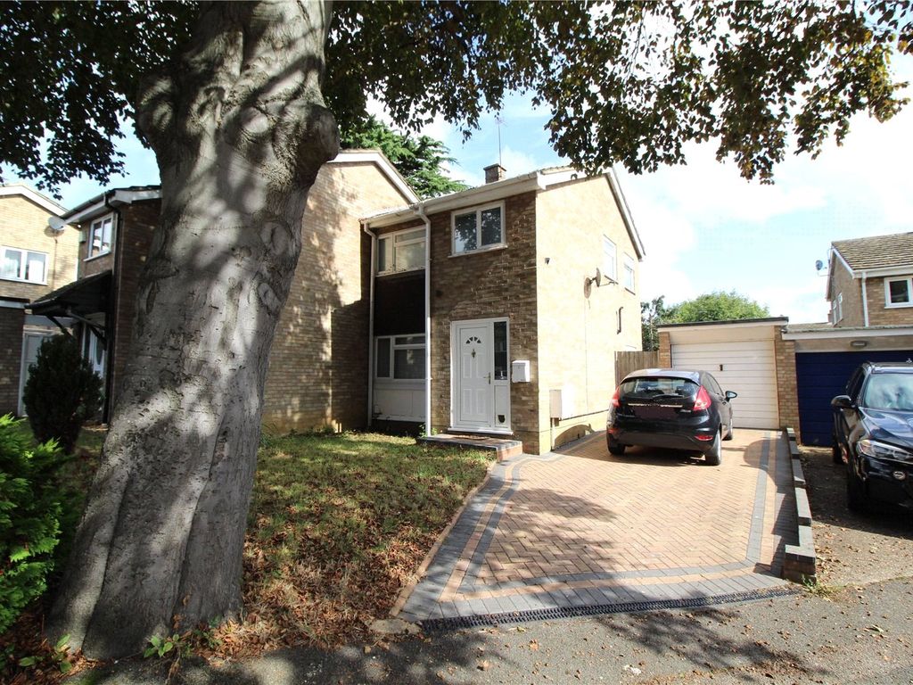 3 bed semidetached house for sale in Fearnley Crescent, Kempston
