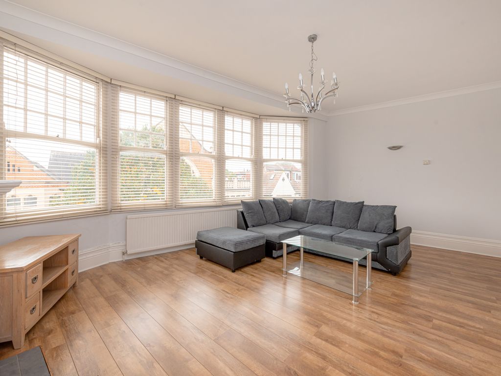 2 bed flat to rent in Green Lanes, Winchmore Hill, London N21, £1,800