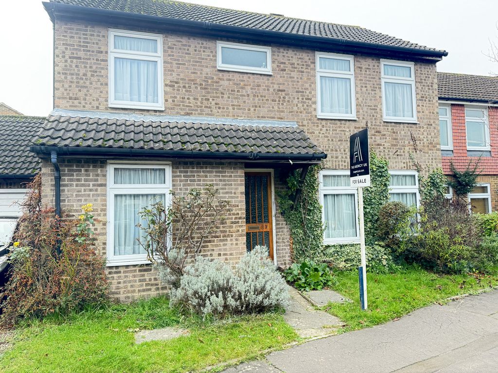 4 bed detached house for sale in Hawley Close, Hampton TW12, £650,000