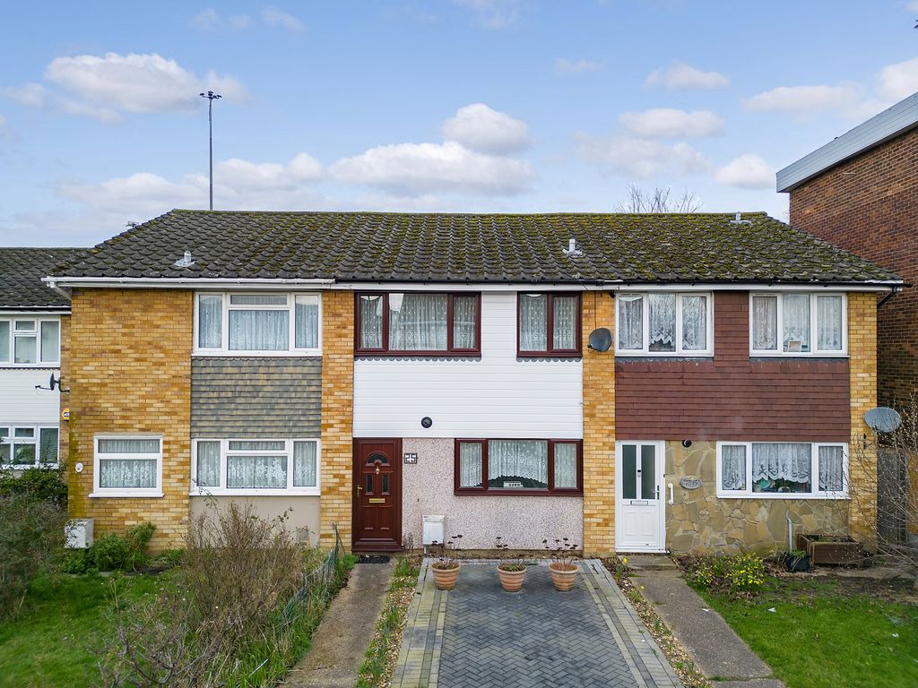 3 bed terraced house for sale in Robinia Close, Ilford IG6, £425,000 Zoopla