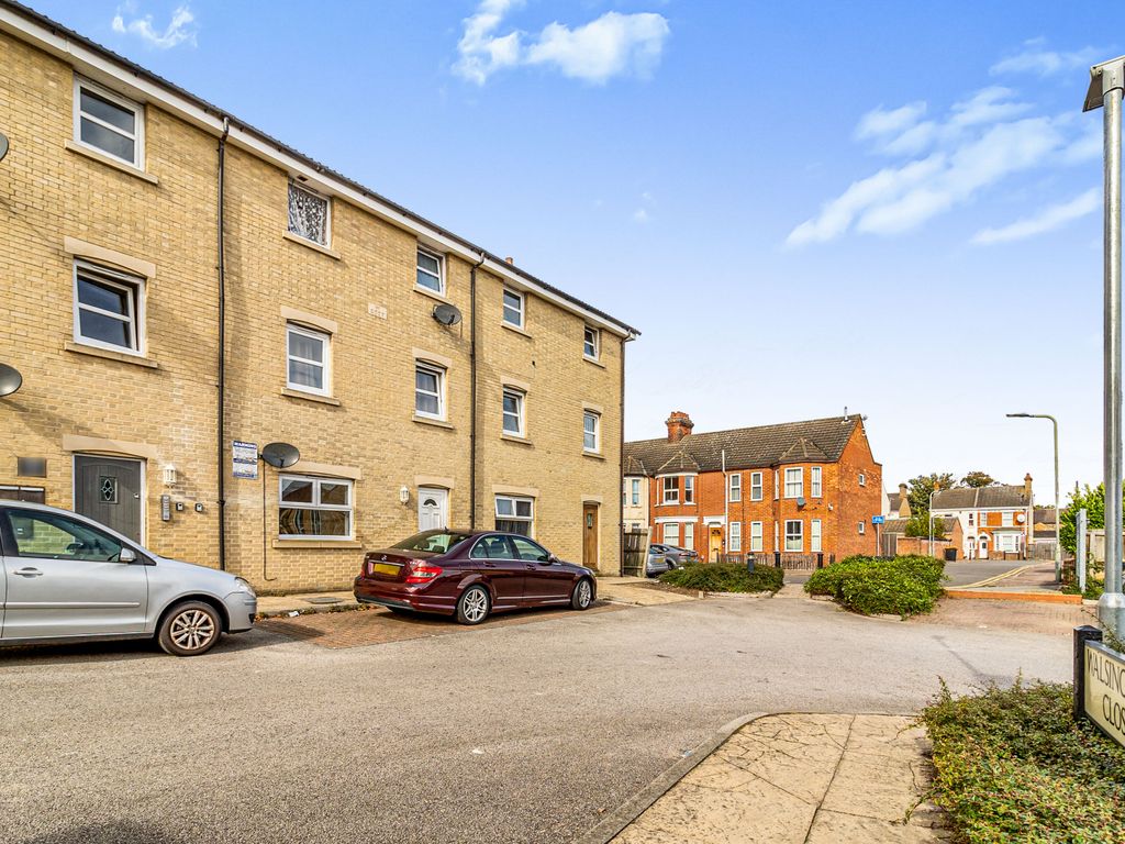 2 bed flat for sale in Walsingham Close, Bedford MK42 Zoopla