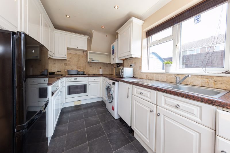 3 bed semidetached house for sale in Rivington Crescent, London NW7, £