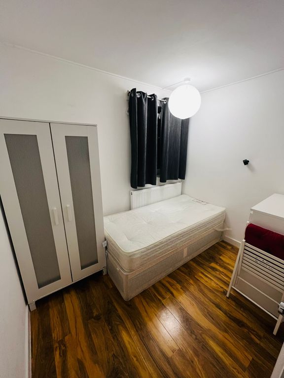 Room to rent in Lampeter Square, London W6, £900 pcm Zoopla