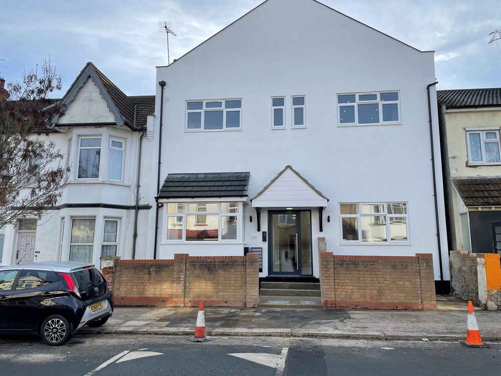 2 bed flat to rent in Westborough Road, WestcliffOnSea/Southend On