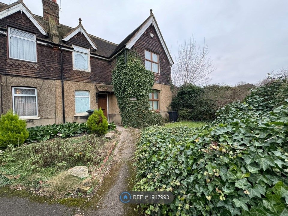 4 bed semidetached house to rent in New House Lane, Northfleet