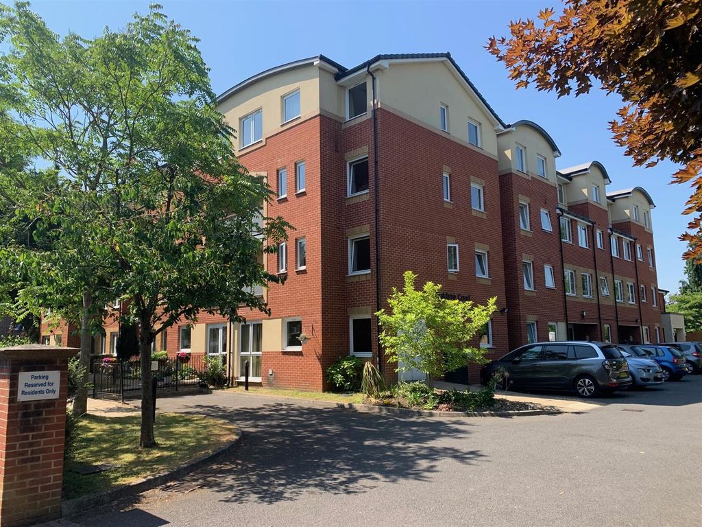 2 bed property for sale in Oaktree Court, Addlestone Park, Addlestone