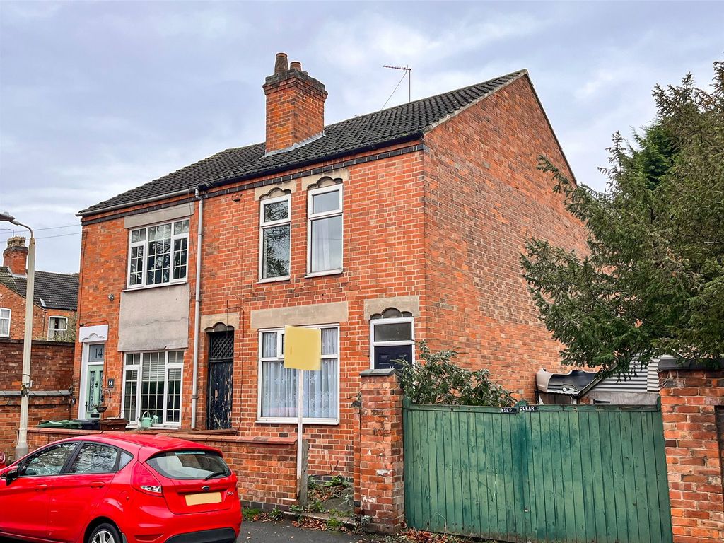 4 bed semidetached house for sale in Cambridge Street, Loughborough