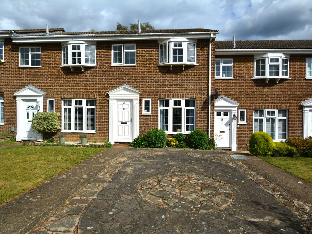 3 bed terraced house to rent in Regency Drive, West Byfleet KT14, £