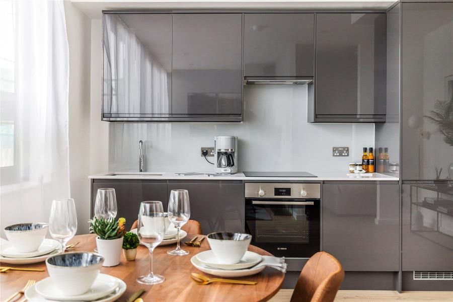 1 bed flat to rent in Chertsey Road, Woking GU21, £1,150 pcm Zoopla