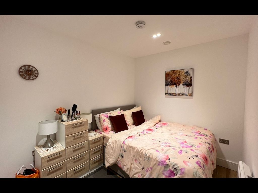 1 bed flat to rent in Laporte Way, Luton LU4, £1,050 pcm Zoopla