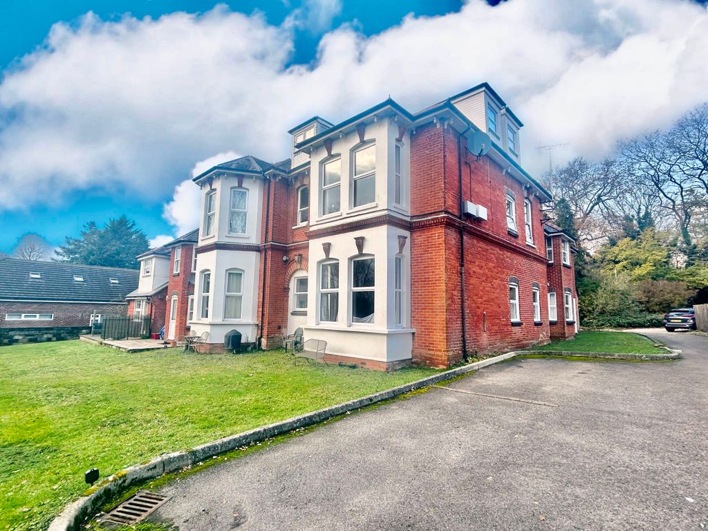 1 bed flat to rent in Stoneycroft, Church Lane West, Aldershot GU11, £