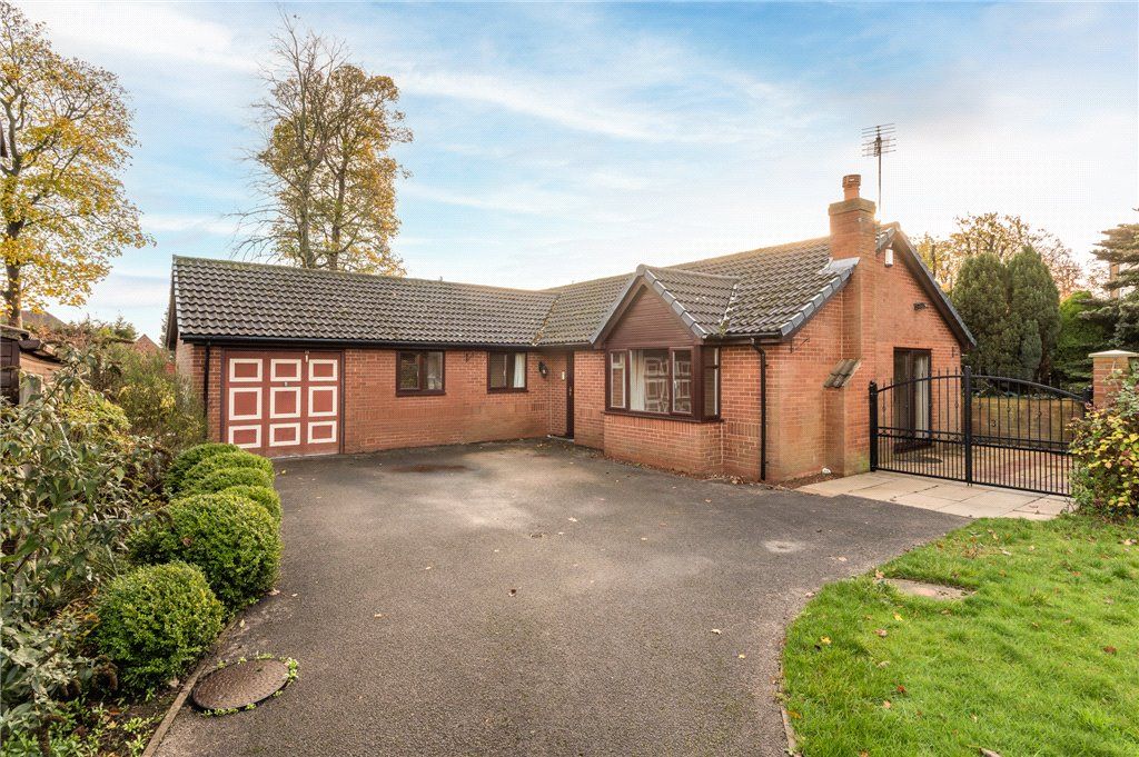 3 bed bungalow for sale in Grange Park Mews, Churwell, Morley, Leeds