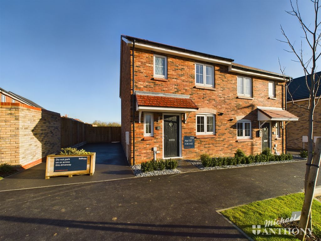 3 bed semidetached house for sale in Market Court, Hockliffe Street