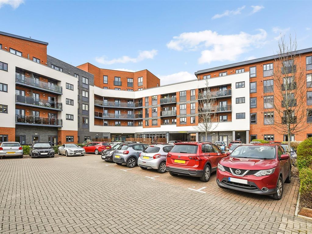 1 bed flat for sale in Chantry Centre, Chantry Way, Andover SP10, £