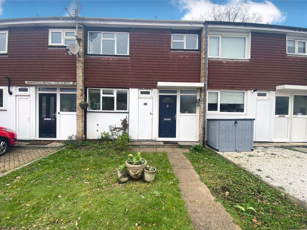 3 bed terraced house for sale in Lakeside Gardens, Farnborough